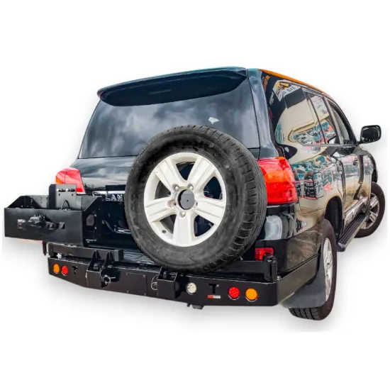 صورة دعامية خلفية تويوتا لاندكروزر LC200 مع قاعدة جركال وسبير